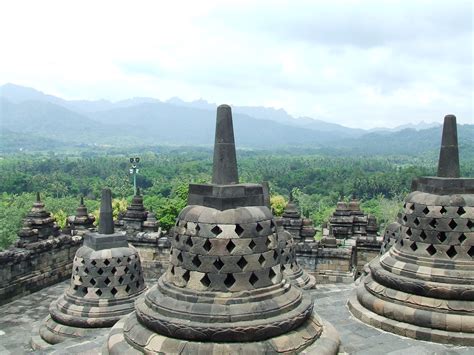 Borobudur Temppeli: Jaavan Kuninkaalliset Patronaatit ja Mahayana Buddhisminnousu Kaakkois-Aasiassa