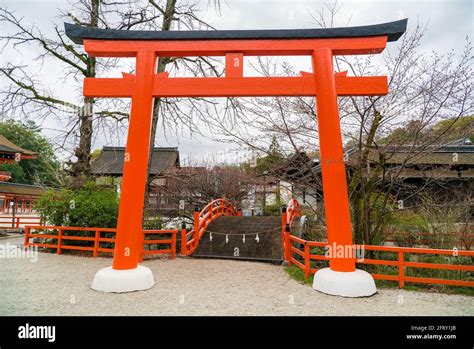 Hakozaki-jinjan restaurointi - Pyhän ja keisarillisen Japanin arkkitehtuurin merkkipaalu