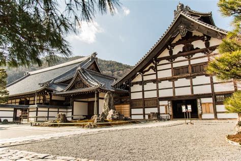 Tenryū-ji Temppelin perustaminen - buddhalainen arkkitehtuuri ja keisarillinen suojelu 900-luvun Japanissa